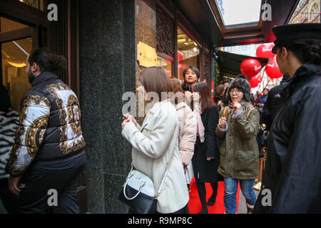 United Kingdom. Dec 26, 2018. Les consommateurs sont vus entrer dans le luxueux grand magasin Harrods à Knightsbridge pour le Boxing Day Boxing Day.ventes est l'une des journées les plus chargées pour les points de vente au détail avec des dizaines de milliers de clients en profitant de l'après-Noël d'aubaines. Credit : Dinendra Haria SOPA/Images/ZUMA/Alamy Fil Live News Banque D'Images