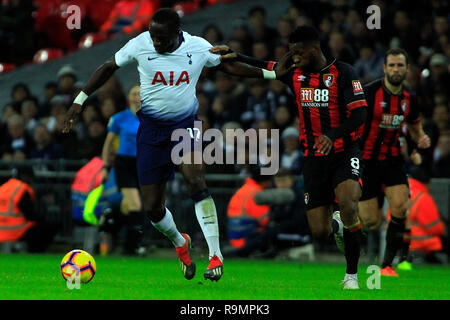 Londres, Royaume-Uni. Dec 26, 2018. Moussa Sissoko de Tottenham Hotspur (L) en action avec Jefferson Lerma de Bournemouth (R). Le Premier Ministre de l'EPL League, Tottenham Hotspur v Bournemouth AFC au stade de Wembley à Londres le lendemain, le mercredi 26 décembre 2018. Cette image ne peut être utilisé qu'à des fins rédactionnelles. Usage éditorial uniquement, licence requise pour un usage commercial. Aucune utilisation de pari, de jeux ou d'un seul club/ligue/dvd publications pic par Steffan Bowen/Andrew Orchard la photographie de sport/Alamy live news Crédit : Andrew Orchard la photographie de sport/Alamy Live News Banque D'Images