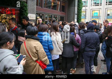 United Kingdom. Dec 26, 2018. Les consommateurs sont vus entrer dans le luxueux grand magasin Harrods à Knightsbridge pour le Boxing Day Boxing Day.ventes est l'une des journées les plus chargées pour les points de vente au détail avec des dizaines de milliers de clients en profitant de l'après-Noël d'aubaines. Credit : Dinendra Haria SOPA/Images/ZUMA/Alamy Fil Live News Banque D'Images