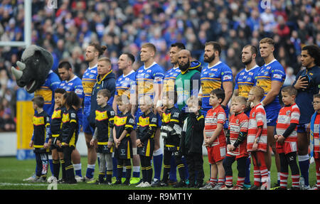 Leeds, UK. Dec 26, 2018. Emerald Headingley Stadium, Leeds, Angleterre ; Rugby League Challenge Whaler Wetherby, Leeds Rhinos vs Wakefield Trinity ; Leeds Rhinos payer une minutes de silence avant le Boxing Day rencontre avec wakefield Trinity. Credit : Dean Williams/Alamy Live News Banque D'Images