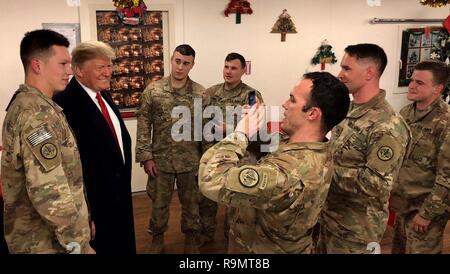 Al Anbar, l'Iraq. Dec 26, 2018. Le Président américain Donald Trump pose pour des photos avec le U.S. Army Rangers lors d'une surprise pour al-Asad Air Base le 26 décembre 2018 à Al Anbar, l'Iraq. Le président et la première dame a passé environ trois heures le lendemain à Al Asad, situé dans l'ouest de l'Iraq, leur premier voyage pour visiter les troupes à l'étranger depuis son entrée en fonction. Credit : Planetpix/Alamy Live News Banque D'Images