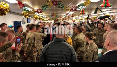 Al Anbar, l'Iraq. Dec 26, 2018. Le Président américain Donald Trump accueille le U.S. Army Rangers pendant une surprise à al-Asad Air Base le 26 décembre 2018 à Al Anbar, l'Iraq. Le président et la première dame a passé environ trois heures le lendemain à Al Asad, situé dans l'ouest de l'Iraq, leur premier voyage pour visiter les troupes à l'étranger depuis son entrée en fonction. Credit : Planetpix/Alamy Live News Banque D'Images