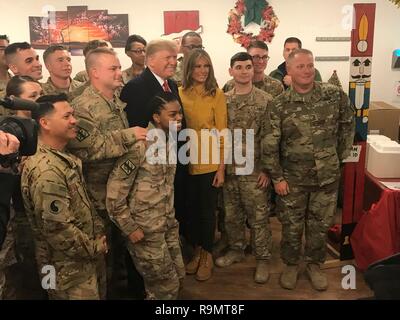 Al Anbar, l'Iraq. Dec 26, 2018. Le Président américain Donald Trump et la Première Dame Melania Trump posent avec les membres du service des États-Unis au cours d'une surprise pour al-Asad Air Base le 26 décembre 2018 à Al Anbar, l'Iraq. Le président et la première dame a passé environ trois heures le lendemain à Al Asad, situé dans l'ouest de l'Iraq, leur premier voyage pour visiter les troupes à l'étranger depuis son entrée en fonction. Credit : Planetpix/Alamy Live News Banque D'Images
