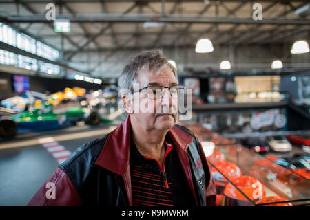 03 décembre 2018, Berlin, Cologne : Reiner Ferling, Président du Fan Club de Michael Schumacher Kerpen, est dans la 'Michael Schumacher Collection Privée' exposition à Motorworld. (Dpa : 'La mémoire reste : le phénomène Michael Schumacher' du 27.12.2018) Photo : afp/Vennenbernd Rolf Banque D'Images
