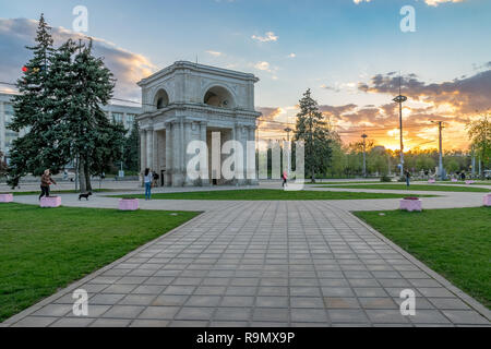 CHISINAU, MOLDOVA - 19 avril 2018 : l'Arc de Triomphe dans Chisinau, République de Moldova. Banque D'Images