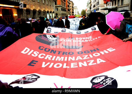 Les manifestants se rassemblent pour le moins pas une manifestation féministe contre la violence à l'égard des femmes comprend : Atmosphère Où : Rome, Italie Quand : 24 Nov 2018 Credit : IPA/WENN.com **Uniquement disponible pour publication au Royaume-Uni, USA, Allemagne, Autriche, Suisse** Banque D'Images