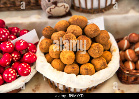 Célèbre Marché de rue près de la cathédrale de Barcelone sur Las Ramblas, des sucreries faites maison, truffes et chocolat en vente Banque D'Images