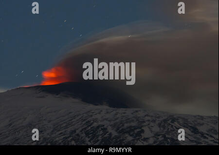 Catane, Sicile, Italie. 26 Décembre, 2018. Volcan le plus actif d'Europe, le Mont Etna, en éruption dans la nuit. Les vols à l'aéroport de Catania ont été disru Banque D'Images