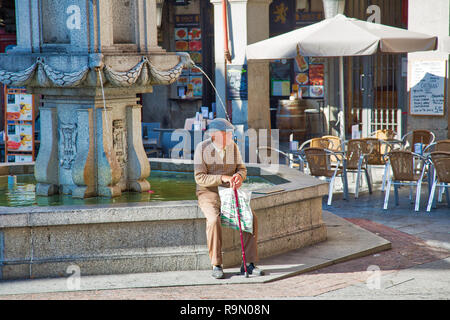 Madrid, Espagne 17 octobre, 2017 : vieux pauvre homme se reposer sur les marches de la fontaine près de Plaza Mayor Banque D'Images