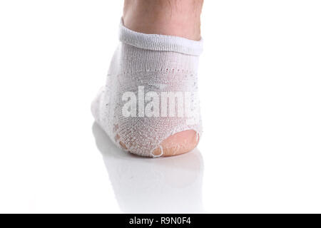 Chaussette homme blanc déchiré sur jambe isolée Banque D'Images