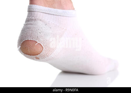 Chaussette homme blanc déchiré sur jambe isolée Banque D'Images