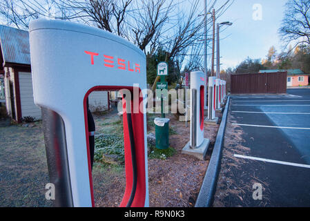 Jan 2017, Groveland, California USA : des stations de recharge de voiture électrique Tesla line un parking dans un petit village rural près de Yosemite Valley en hiver Banque D'Images
