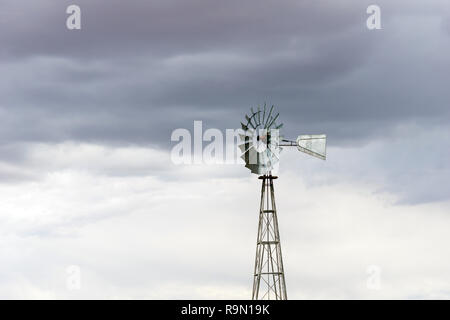 Vintage Old Metal Moulin en Arizona Banque D'Images