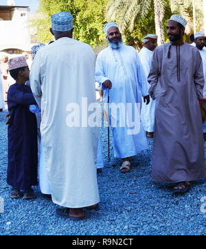 Les hommes omanais au marché vibrant à Nizwa, Oman. Banque D'Images