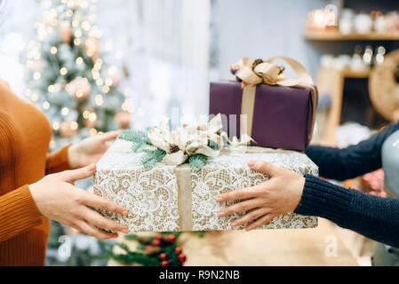 Vendeur service d'emballage cadeau de noël client donne à fort. L'acheteur a commandé un paquet de présent Banque D'Images