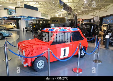 2017 Mini Cooper, voiture - style Lego faites par les visiteurs du musée. La British Motor Museum, Gaydon, Warwickshire, Royaume-Uni Banque D'Images