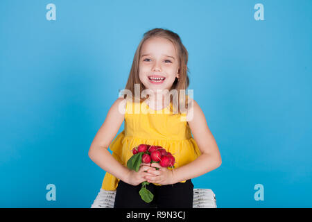 Petite fille avec des légumes frais radis rouge Banque D'Images