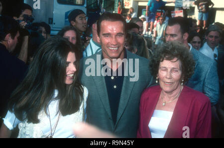 WESTWOOD, CA - le 13 juin : Maria Shriver, l'acteur Arnold Schwarzenegger et sa mère Aurelia Jadrny Schwarzenegger assister à Columbia Pictures' 'Last Action Hero' le 13 juin 1993 au Mann Village Theater à Westwood, en Californie. Photo de Barry King/Alamy Stock Photo Banque D'Images