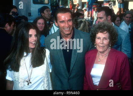 WESTWOOD, CA - le 13 juin : Maria Shriver, l'acteur Arnold Schwarzenegger et sa mère Aurelia Jadrny Schwarzenegger assister à Columbia Pictures' 'Last Action Hero' le 13 juin 1993 au Mann Village Theater à Westwood, en Californie. Photo de Barry King/Alamy Stock Photo Banque D'Images