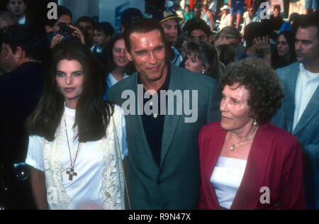 WESTWOOD, CA - le 13 juin : Maria Shriver, l'acteur Arnold Schwarzenegger et sa mère Aurelia Jadrny Schwarzenegger assister à Columbia Pictures' 'Last Action Hero' le 13 juin 1993 au Mann Village Theater à Westwood, en Californie. Photo de Barry King/Alamy Stock Photo Banque D'Images