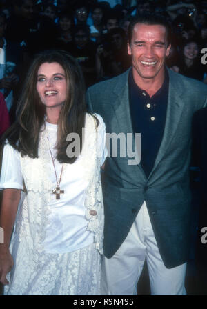 WESTWOOD, CA - le 13 juin : Maria Shriver et acteur Arnold Schwarzenegger assister à Columbia Pictures' 'Last Action Hero' le 13 juin 1993 au Mann Village Theater à Westwood, en Californie. Photo de Barry King/Alamy Stock Photo Banque D'Images