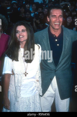 WESTWOOD, CA - le 13 juin : Maria Shriver et acteur Arnold Schwarzenegger assister à Columbia Pictures' 'Last Action Hero' le 13 juin 1993 au Mann Village Theater à Westwood, en Californie. Photo de Barry King/Alamy Stock Photo Banque D'Images