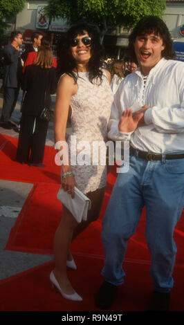 WESTWOOD, CA - le 13 juin : L'actrice Maria Conchita Alonso et réalisateur Robert Rodriguez assister à Columbia Pictures' 'Last Action Hero' le 13 juin 1993 au Mann Village Theater à Westwood, en Californie. Photo de Barry King/Alamy Stock Photo Banque D'Images