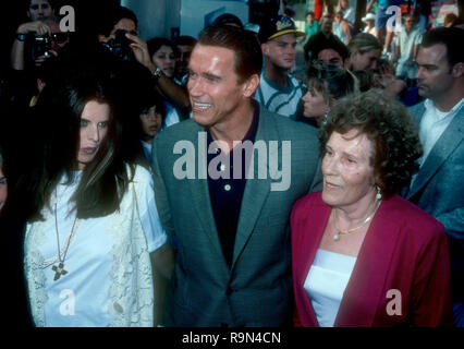 WESTWOOD, CA - le 13 juin : Maria Shriver, l'acteur Arnold Schwarzenegger et sa mère Aurelia Jadrny Schwarzenegger assister à Columbia Pictures' 'Last Action Hero' le 13 juin 1993 au Mann Village Theater à Westwood, en Californie. Photo de Barry King/Alamy Stock Photo Banque D'Images