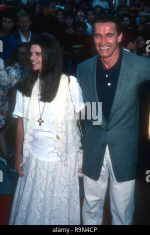 WESTWOOD, CA - le 13 juin : Maria Shriver et acteur Arnold Schwarzenegger assister à Columbia Pictures' 'Last Action Hero' le 13 juin 1993 au Mann Village Theater à Westwood, en Californie. Photo de Barry King/Alamy Stock Photo Banque D'Images