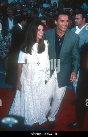 WESTWOOD, CA - le 13 juin : Maria Shriver et acteur Arnold Schwarzenegger assister à Columbia Pictures' 'Last Action Hero' le 13 juin 1993 au Mann Village Theater à Westwood, en Californie. Photo de Barry King/Alamy Stock Photo Banque D'Images