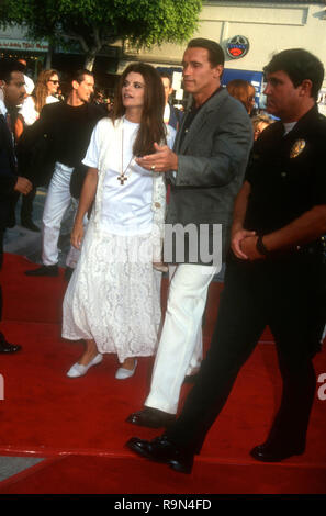 WESTWOOD, CA - le 13 juin : Maria Shriver et acteur Arnold Schwarzenegger assister à Columbia Pictures' 'Last Action Hero' le 13 juin 1993 au Mann Village Theater à Westwood, en Californie. Photo de Barry King/Alamy Stock Photo Banque D'Images