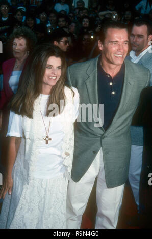 WESTWOOD, CA - le 13 juin : Maria Shriver et acteur Arnold Schwarzenegger assister à Columbia Pictures' 'Last Action Hero' le 13 juin 1993 au Mann Village Theater à Westwood, en Californie. Photo de Barry King/Alamy Stock Photo Banque D'Images