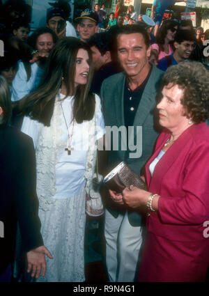 WESTWOOD, CA - le 13 juin : Maria Shriver, l'acteur Arnold Schwarzenegger et sa mère Aurelia Jadrny Schwarzenegger assister à Columbia Pictures' 'Last Action Hero' le 13 juin 1993 au Mann Village Theater à Westwood, en Californie. Photo de Barry King/Alamy Stock Photo Banque D'Images