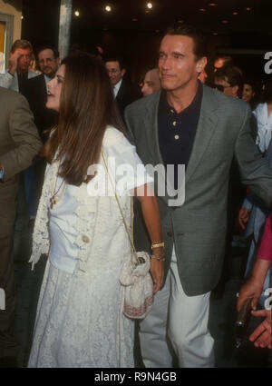 WESTWOOD, CA - le 13 juin : Maria Shriver et acteur Arnold Schwarzenegger assister à Columbia Pictures' 'Last Action Hero' le 13 juin 1993 au Mann Village Theater à Westwood, en Californie. Photo de Barry King/Alamy Stock Photo Banque D'Images