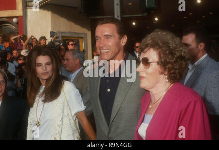 WESTWOOD, CA - le 13 juin : Maria Shriver, l'acteur Arnold Schwarzenegger et sa mère Aurelia Jadrny Schwarzenegger assister à Columbia Pictures' 'Last Action Hero' le 13 juin 1993 au Mann Village Theater à Westwood, en Californie. Photo de Barry King/Alamy Stock Photo Banque D'Images