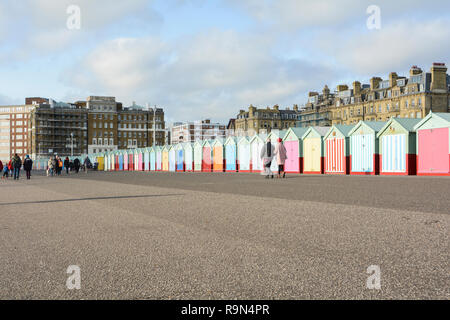 Cabines colorées sur la promenade de Brighton, Hove, East Sussex, England, UK Banque D'Images