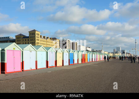 Cabines colorées sur la promenade de Brighton, Hove, East Sussex, England, UK Banque D'Images