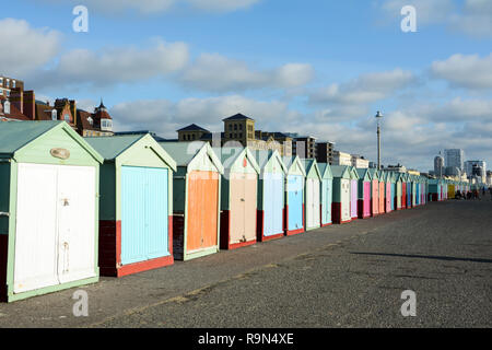 Cabines colorées sur la promenade de Brighton, Hove, East Sussex, England, UK Banque D'Images