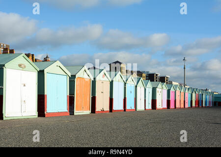 Cabines colorées sur la promenade de Brighton, Hove, East Sussex, England, UK Banque D'Images