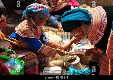 Femme coloré marché Bac Ha, Vietnam Banque D'Images