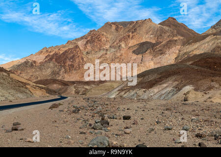 Artist's Drive serpente à travers les montagnes à palette de l'artiste dans la Death Valley National Park, California, USA Banque D'Images