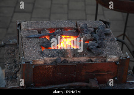 Forge, brazier avec des charbons ardents, close-up Banque D'Images