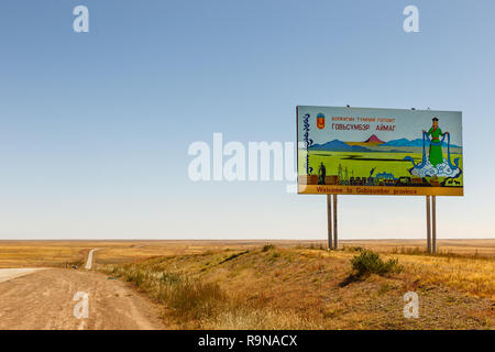 Gobisumber, la Mongolie - le 17 septembre 2018 affiche d'information : Bienvenue à Gobisumber province sur une autoroute dans la steppe de Mongolie. Banque D'Images
