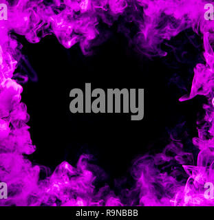 La fumée violette/image à fond noir Banque D'Images