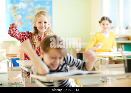 L'école des enfants jouant dans la salle de classe Banque D'Images