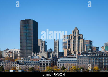 Les toits de la vieille ville de Montréal, avec la Basilique Notre-Dame à l'avant, et de pierre et de verre des gratte-ciel en arrière-plan. La basilique est la principale cathed Banque D'Images