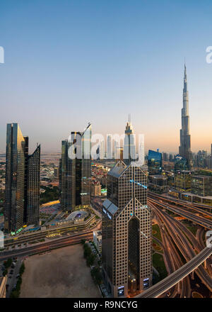 Toits de Dubaï et gratte-ciel Burj Khalifa au crépuscule à Dubaï, Émirats Arabes Unis Banque D'Images