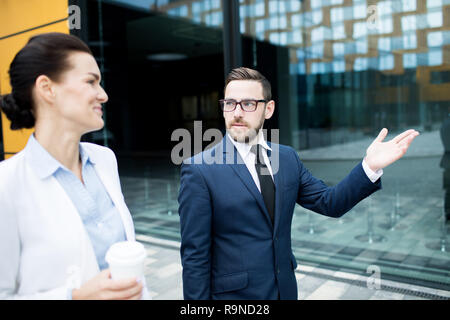L'homme en costume officiel balade avec femme et de parler Banque D'Images
