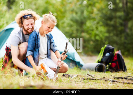 Aider les fils Banque D'Images