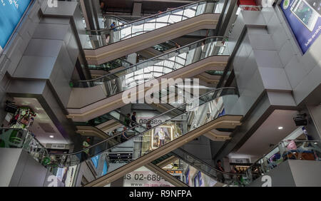 Bangkok, Thaïlande - Sep 16, 2018. Déménagement à escaliers mécaniques Le centre commercial MBK. En 2017, selon le FMI, la Thaïlande avait un PIB de 000 milliards de baht (15,450 U Banque D'Images